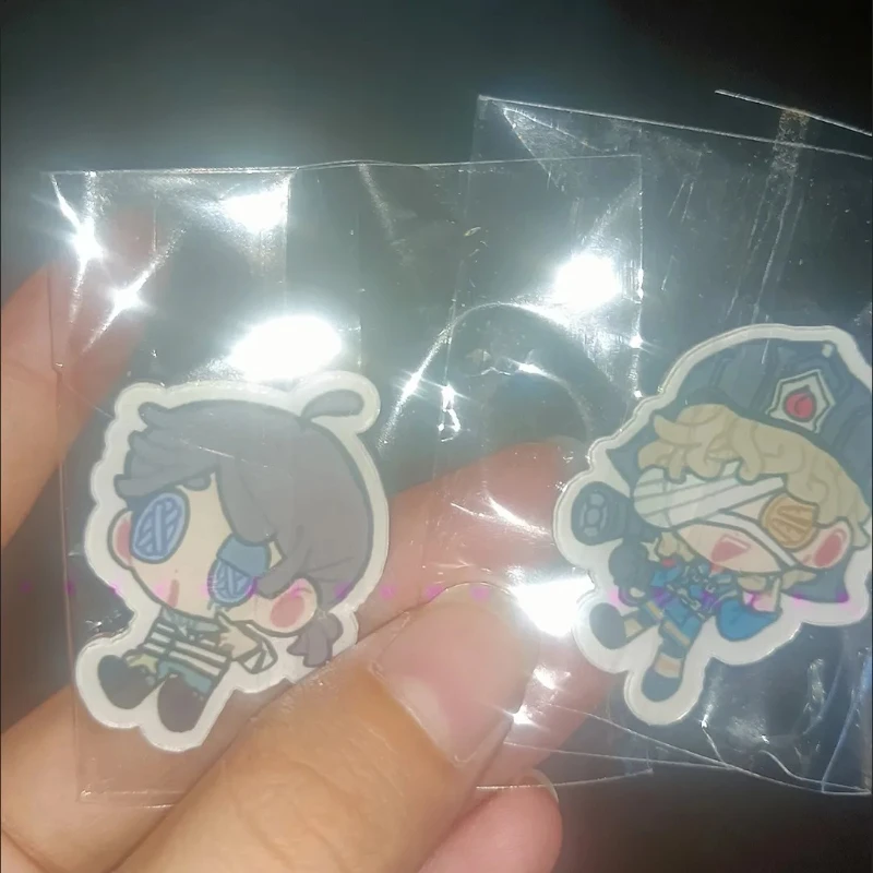 Anime Spiel Identität V Kawaii Acryl Abzeichen Pin Gefangene Kawaii Cosplay Mini Brosche Anstecknadeln Rucksack Dekor Requisiten Fans Geschenke