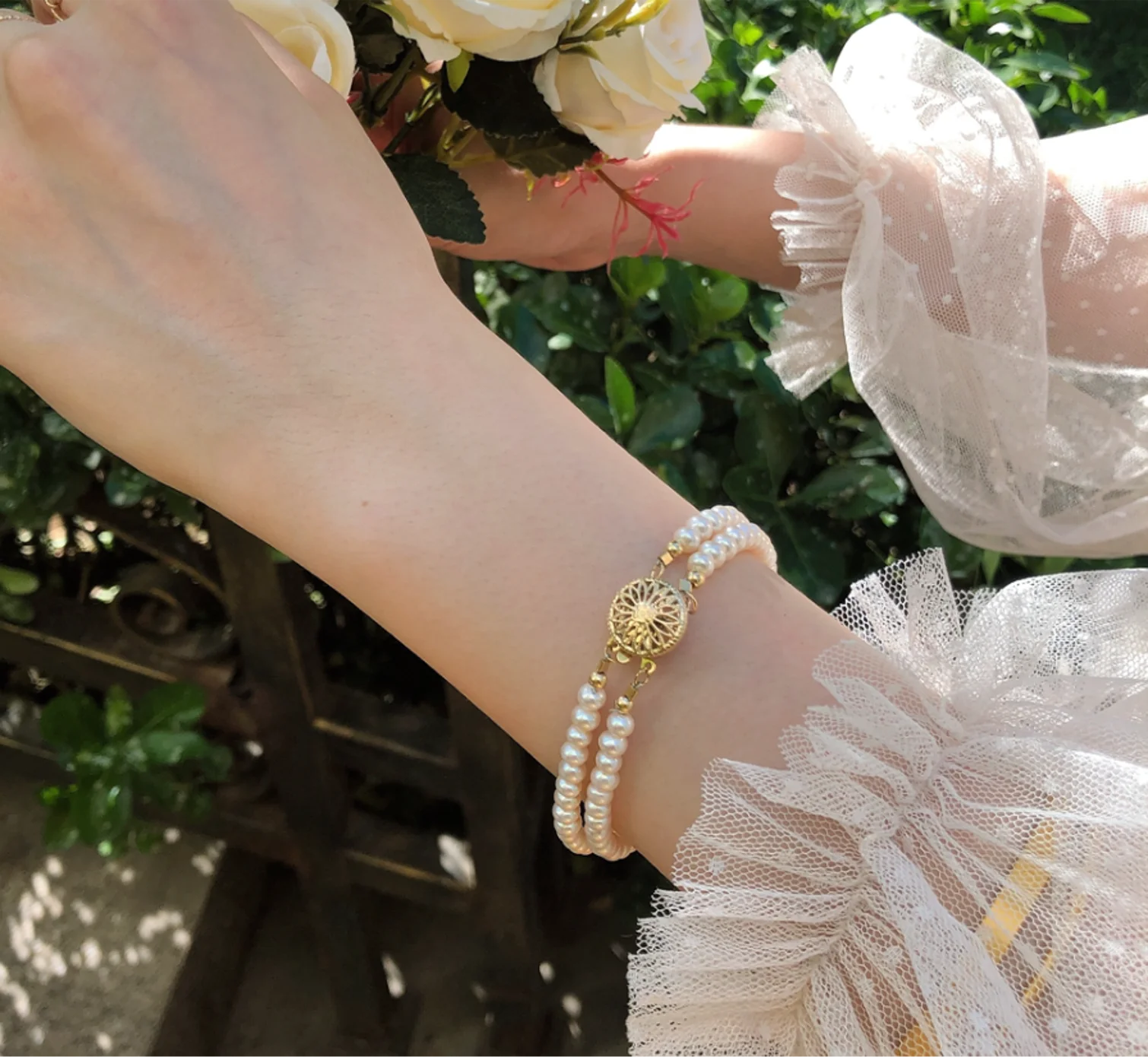 

2022 new Copper plated Vintage flower plate buckle pearl Elastic Bracelets for women Fashion Jewelry