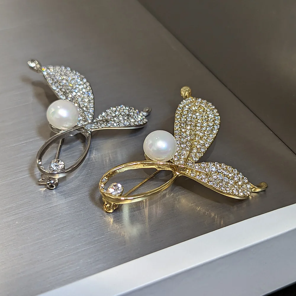 

Elegant brooch with European and American micro inlaid zircon leaves
