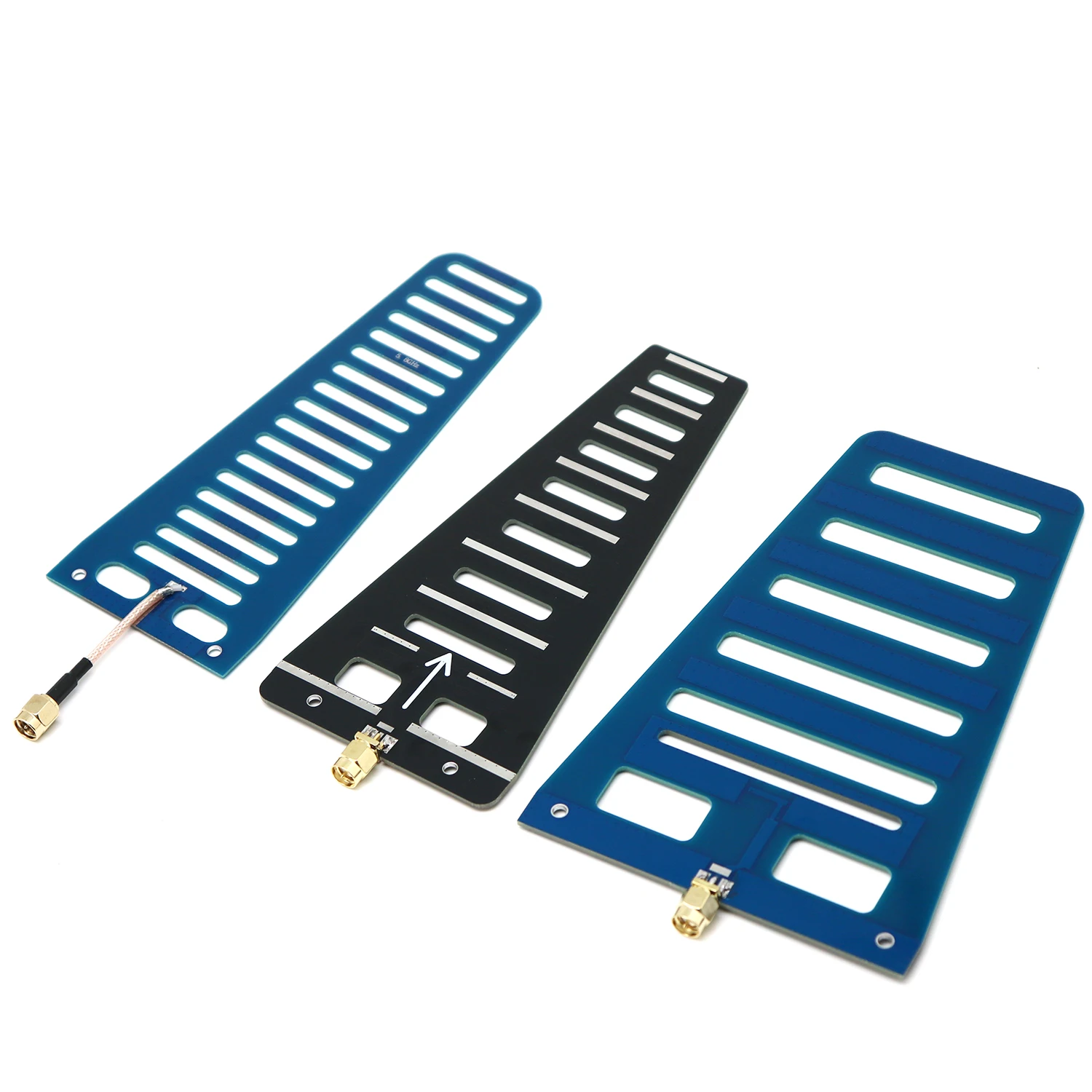 Trois antennes directionnelles pour GPS et FPV, montrant leur design allongé et leur finition noire.