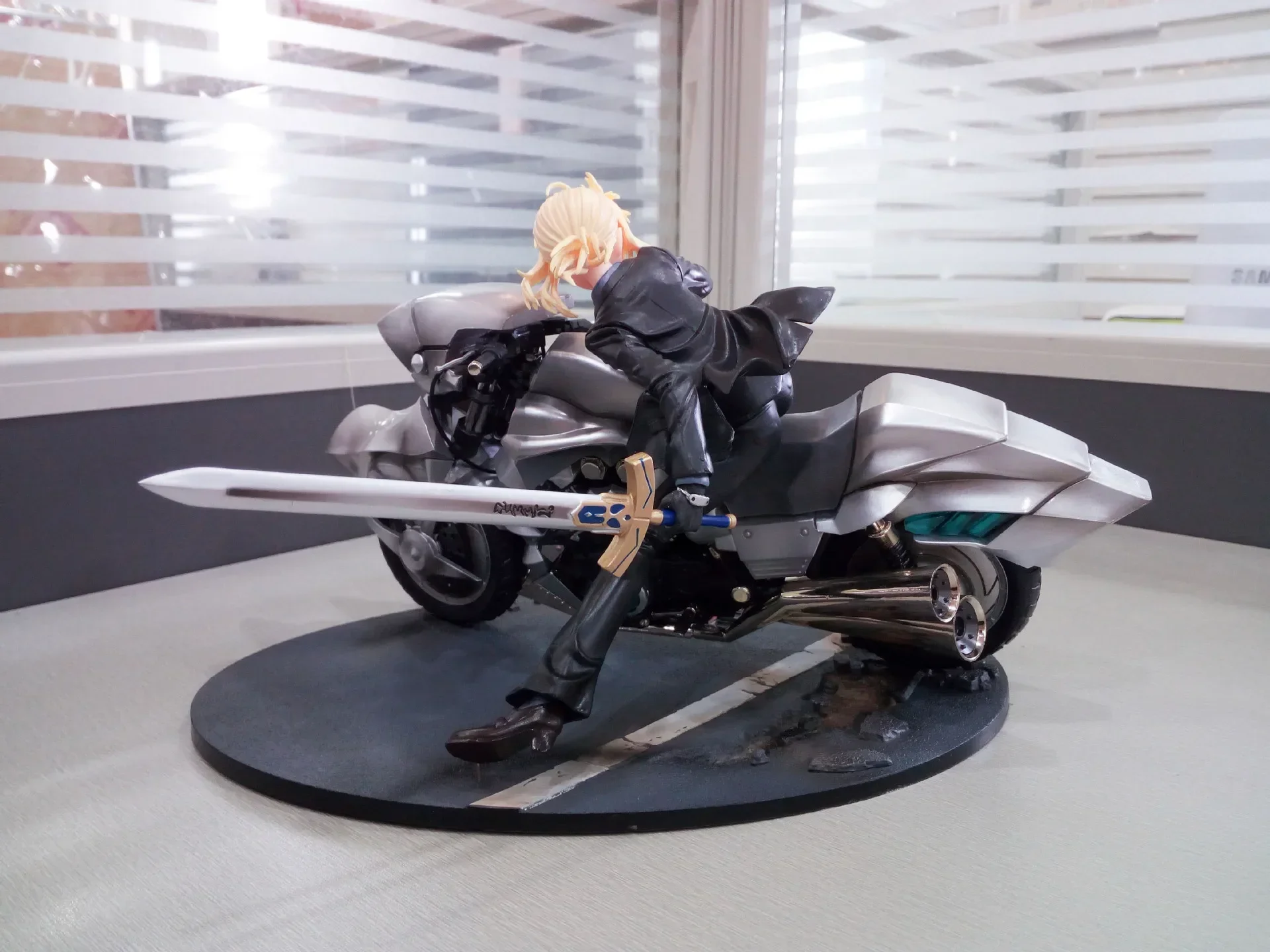

ПВХ фигурки героев аниме Fate Stay Night Saber Lily Motored Cuirassier, модель 25 см, игрушка