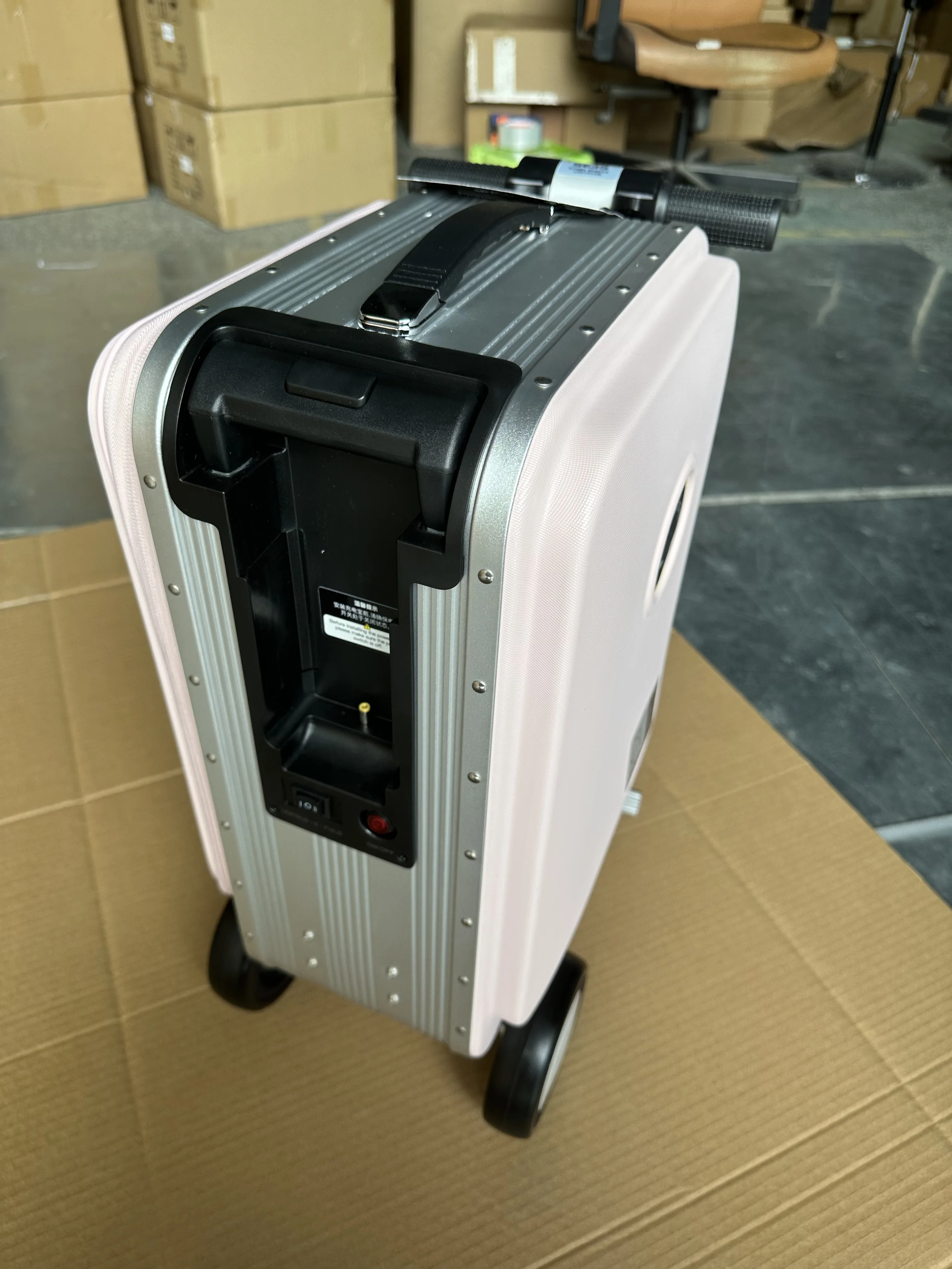 Рисунок 5 - Умный чемодан розового цвета Airwheel