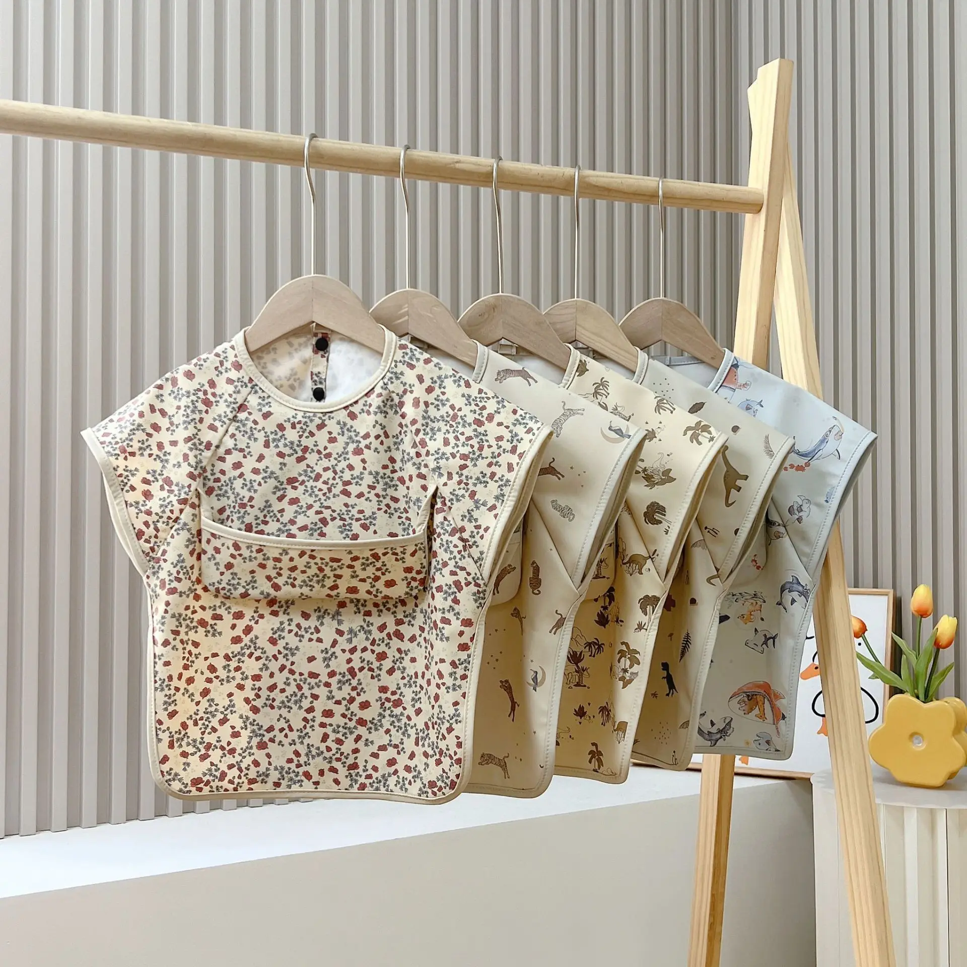 Waterproof Feeding Bibs for Babies, Cartoon Animal Short Sleeve Smock Apron, Baby Bibs Bavoir for Toddlers 0-4 Years