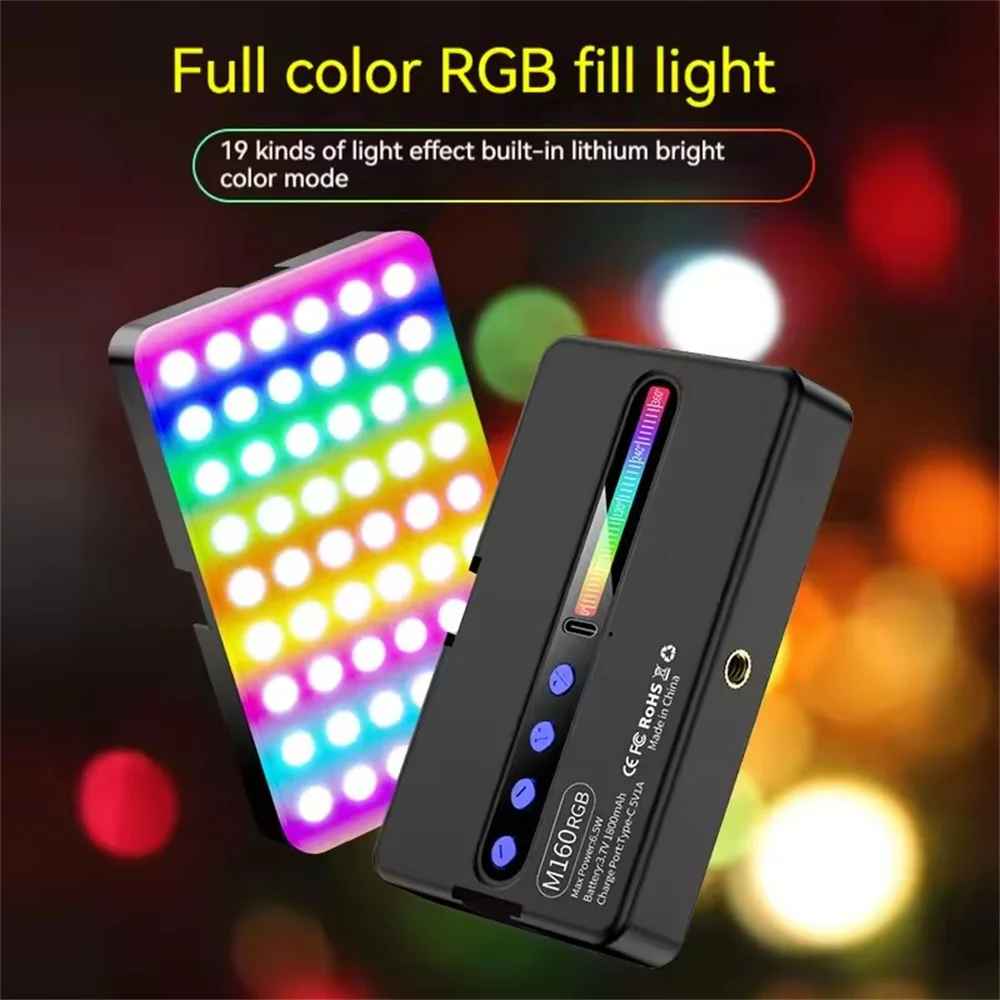 Vue rapprochée de la lampe LED RGB pour action caméra avec ses boutons de contrôle et son support ajustable.