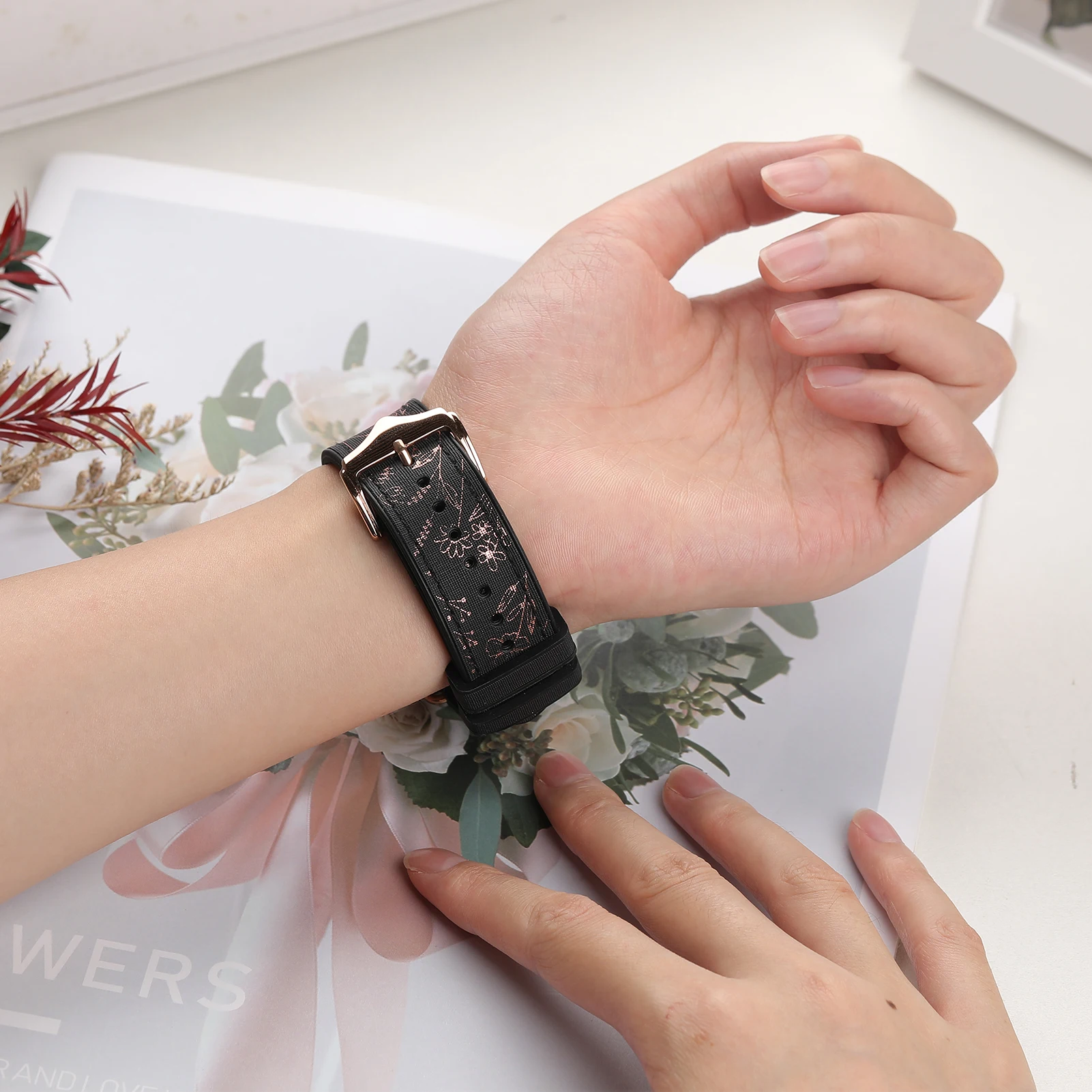 Elegant Silicone Band for Apple Watch – Premium Accessory Bracelet