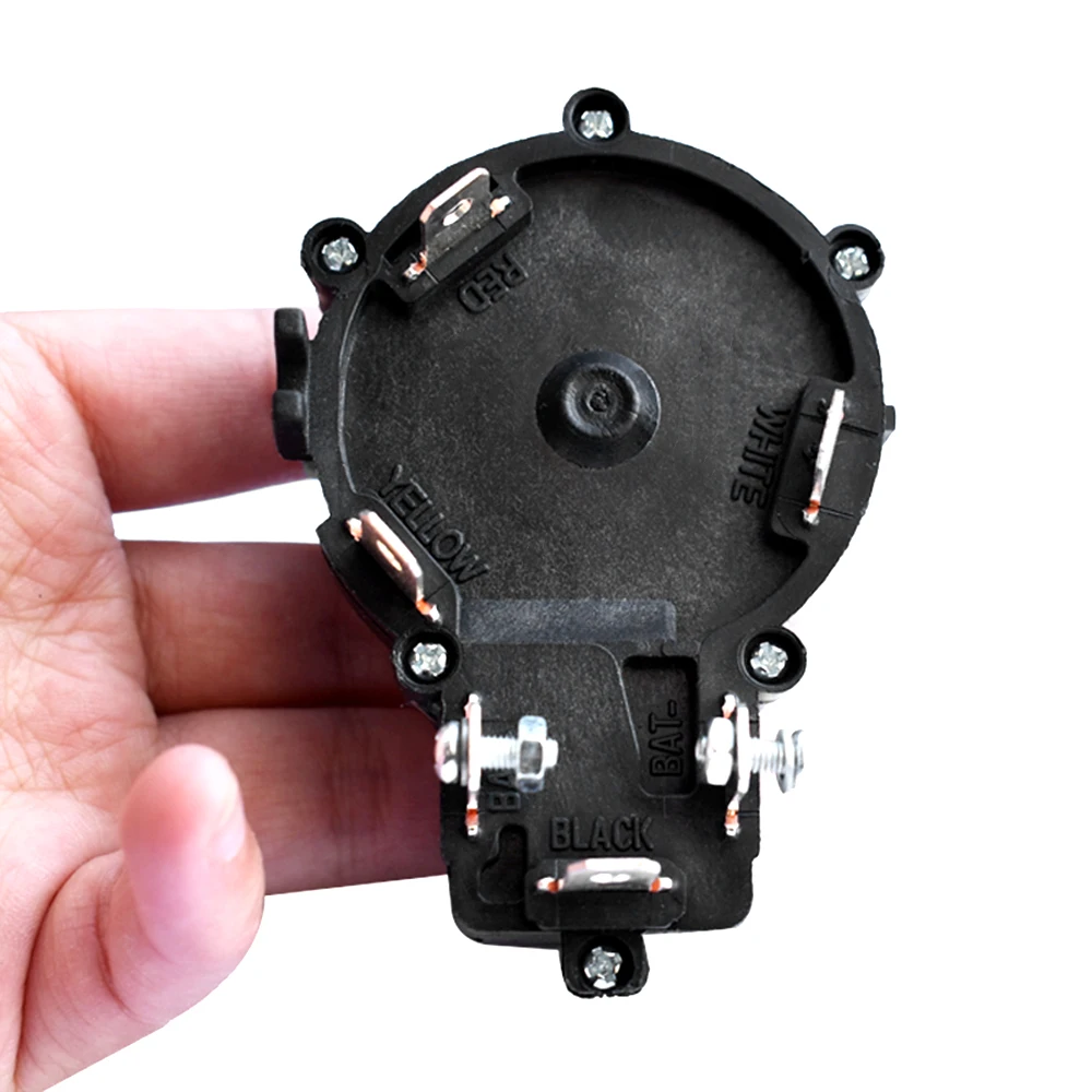 Contrôleur de vitesse pour moteur hors-bord électrique 12V monté sur un support, câbles branchés.