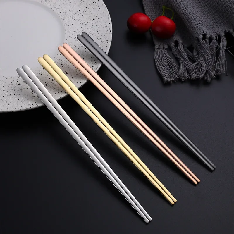 TIICOO Bacchette in Acciaio Inossidabile Riutilizzabili 2 Paia di Bacchette con Supporto, Set Regalo di Bacchette Leggere in Stile Giapponese Lavabili in Lavastoviglie (Oro