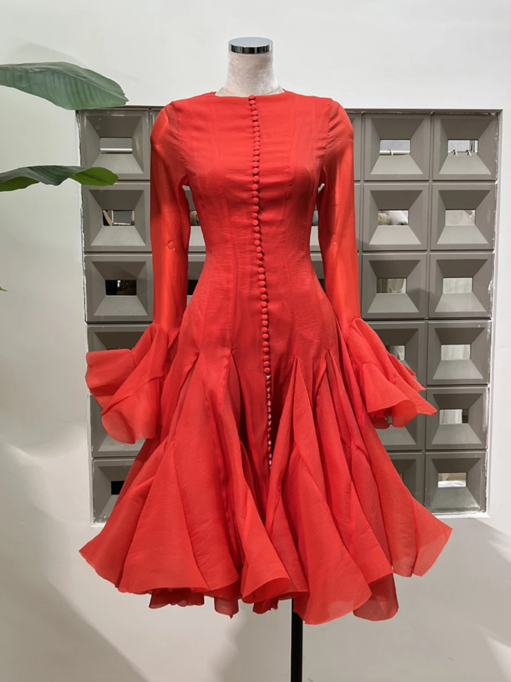 فستان ميدي نسائي بتصميم فريد