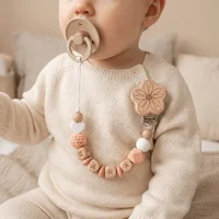 Attache-tétine personnalisée 2026 avec nom sur mesure, chaîne en bois, support de sucette en silicone sans BPA, cadeau de naissance 4
