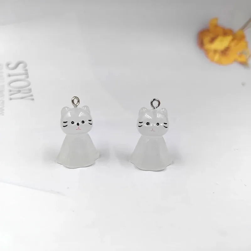 10pcs 귀여운 빛나는 투명 고양이 매력 사랑스러운 수지 다채로운 동물 펜던트 귀걸이 키 체인 DIY 쥬얼리 만들기