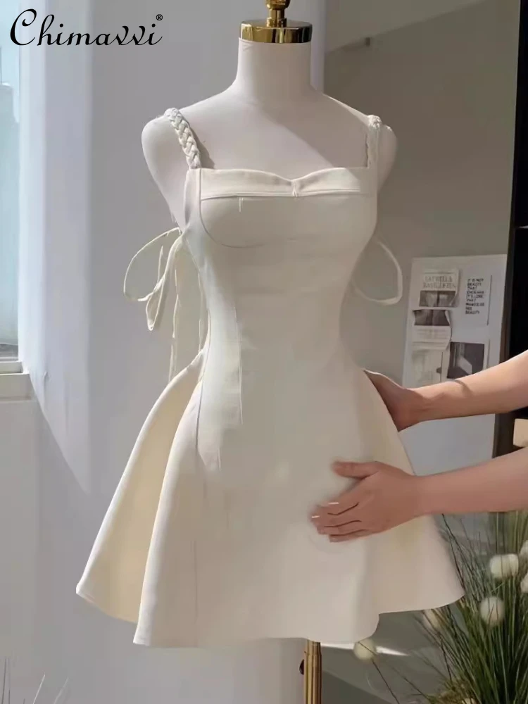 

Женское Короткое платье без рукавов, Белое Облегающее ТРАПЕЦИЕВИДНОЕ ПЛАТЬЕ с открытой спиной и высокой талией, модель 2024 на весну,