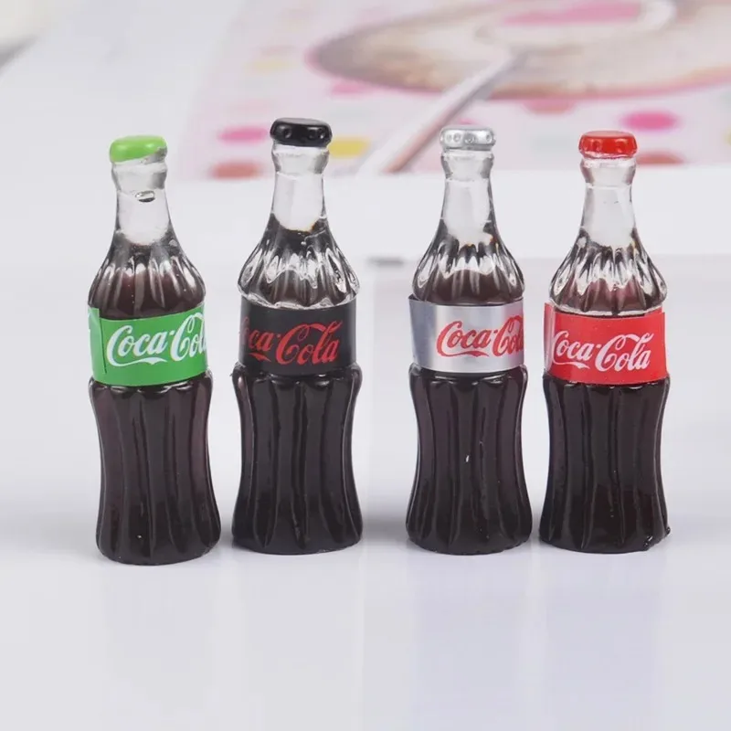 4 Stück 32 mm Mini realistisches Cola-Getränk-Modell für Küche/DIY-Haus/Miniaturen Dekor 1/16 1/12 Puppenhaus-Zubehör Spielzeug