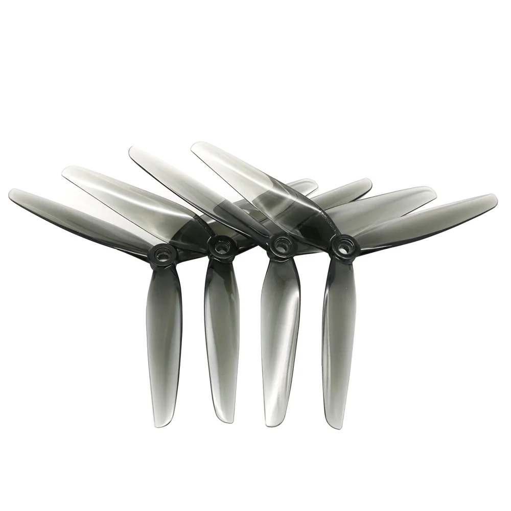 Lot de 8 paires d'hélices 7x4 3 pales polycarbonate pour drone RC, empilées sur fond blanc