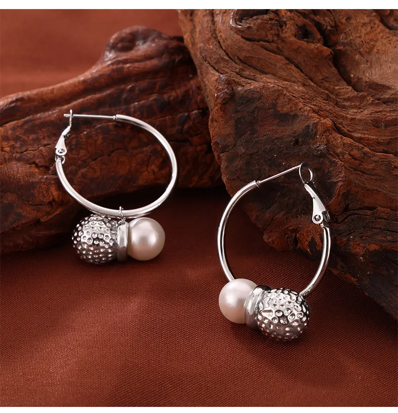 Neues Set aus Imitationsperlen-Anhänger-Halskette und Creolen für Damen, Edelstahl, vergoldet, eleganter Schmuck. – Detail 9