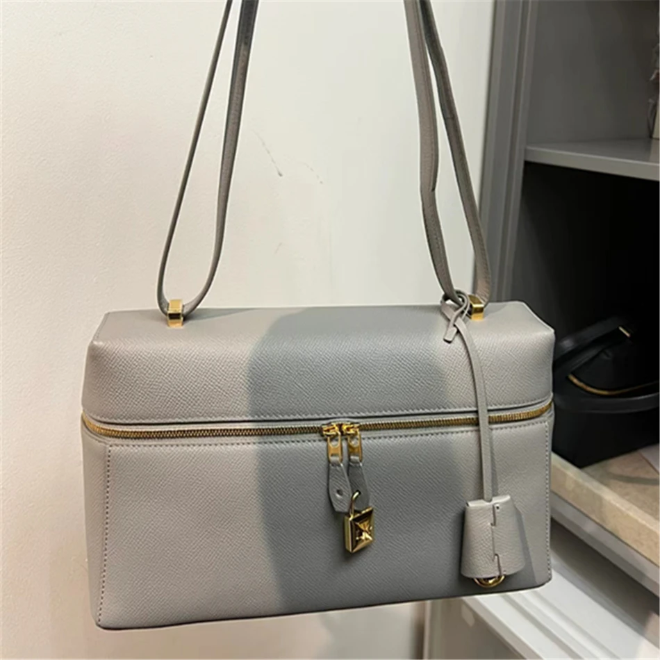 Рисунок 5 - Женская сумка с широкими ручками