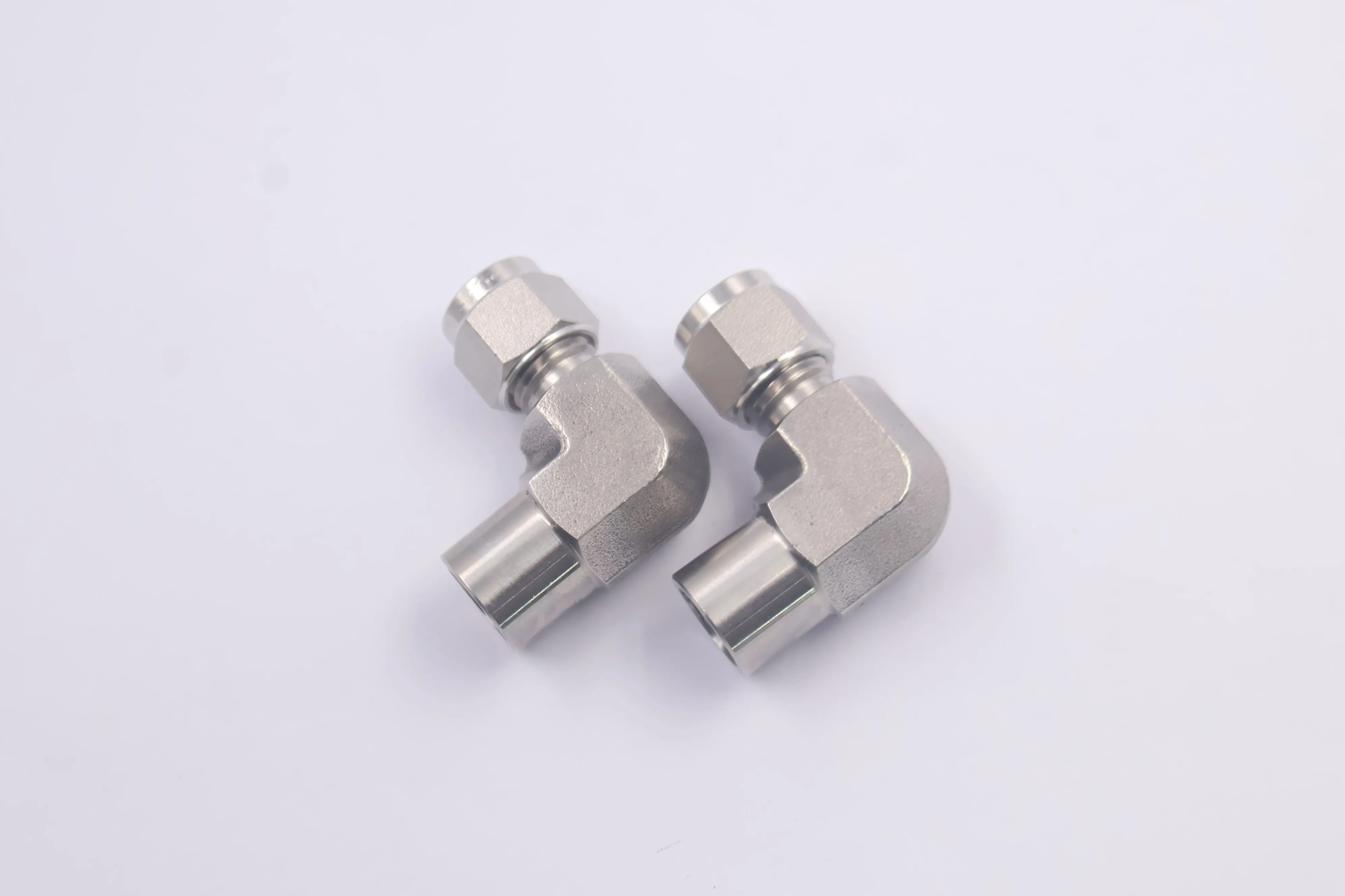 SS-10M0-8-4, Stainless Steel Tube Fitting, Female Elbow, 10 mm Tube OD x 1/4 in. Female NPT, Can Combination with Swagelok