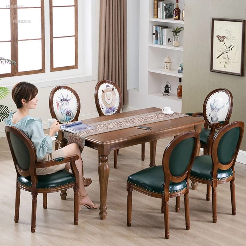 Chaise en bois massif et tissu beige pour une salle à manger nordique