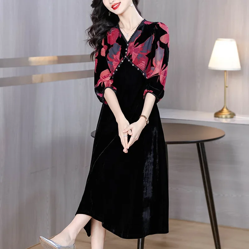 فستان مخملي أنيق للنساء لربيع 2025 فستان جديد بتصميم عتيق مزين بالزهور عالي الجودة على الطراز الأوروبي بأكمام كاملة