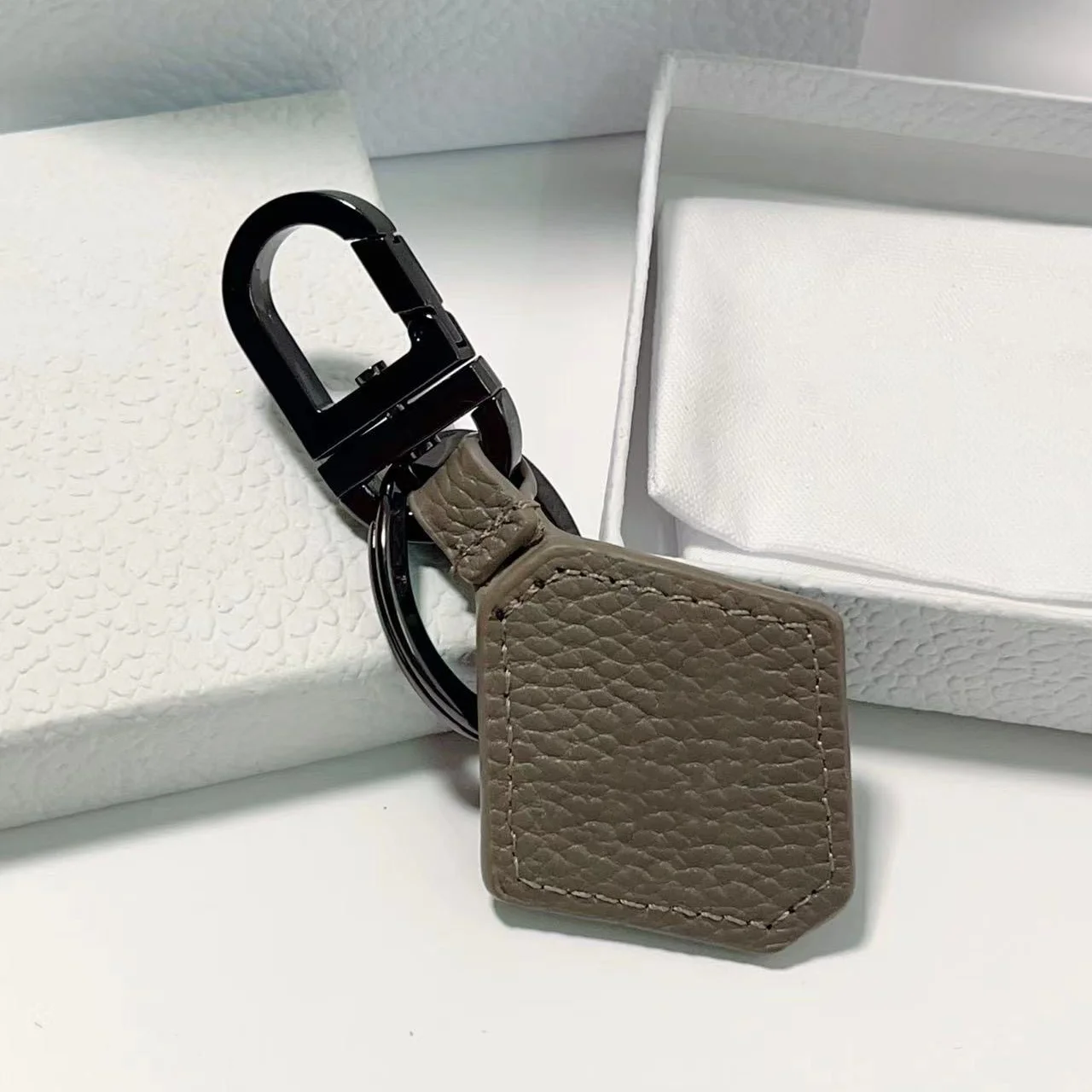 

Новинка 2024, брелок с серым деревянным узором из воловьей кожи с логотипом, сумка, подвесное украшение, роскошный подарок на день рождения, украшение для дома