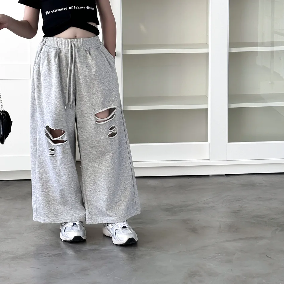 

Girls Pants 2024 Summer New Childrens Clothing Boys and Girls American Retro Ripped Sweatpants Childrens Thin Loose Straight
