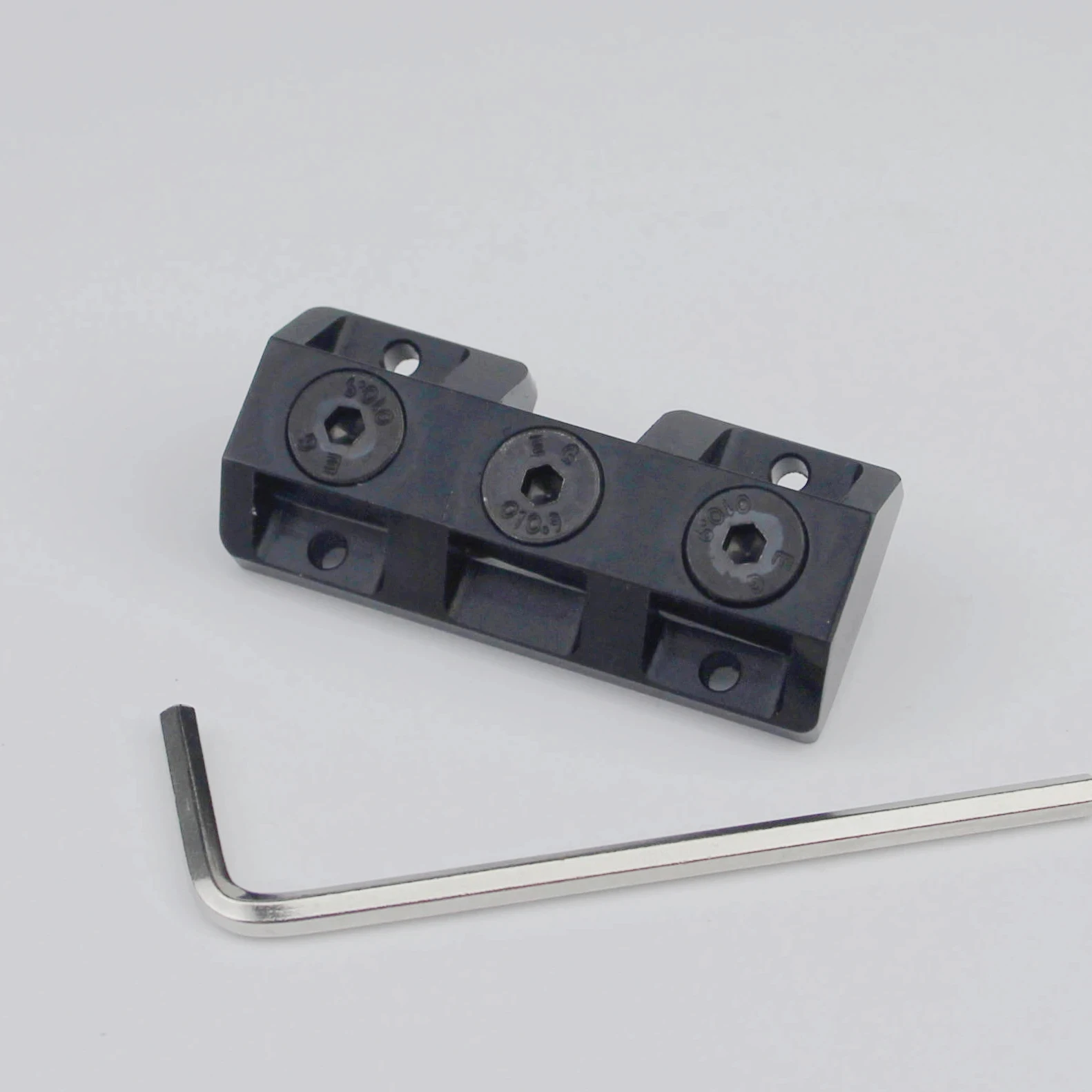 

Фиксирующий Зажим для гитары, за гайкой, с винтами ЧПУ обработка черного цвета