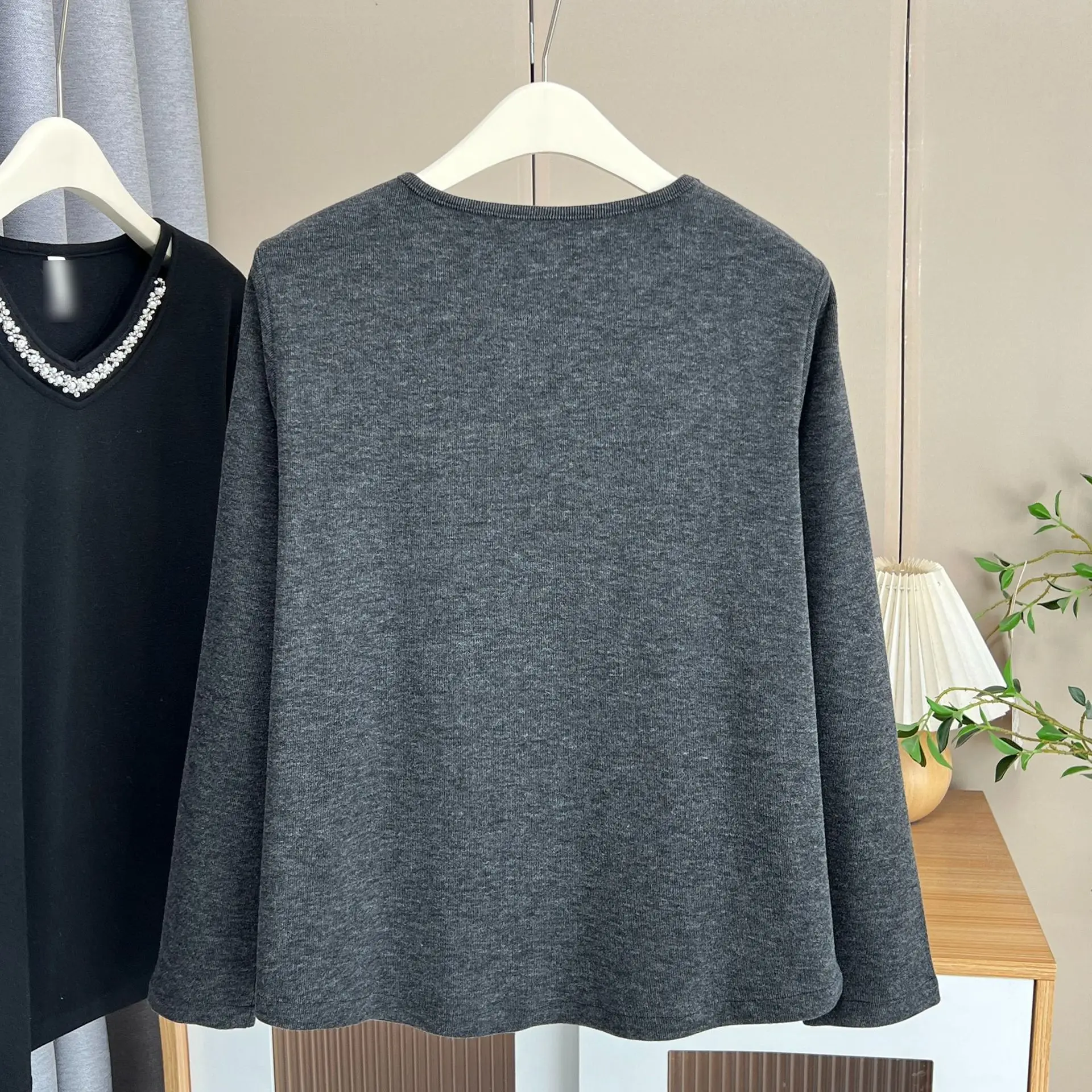 XXXXL Fashion Plus Size Woman Clothing T-Shirt Autumn And Winter New Hollow Out V-neck Beaded Fleece Warm Tops 196