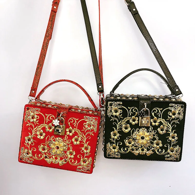 

Diagonal cross banquet bag, three-dimensional flower handbag, hardware large capacity women's bag