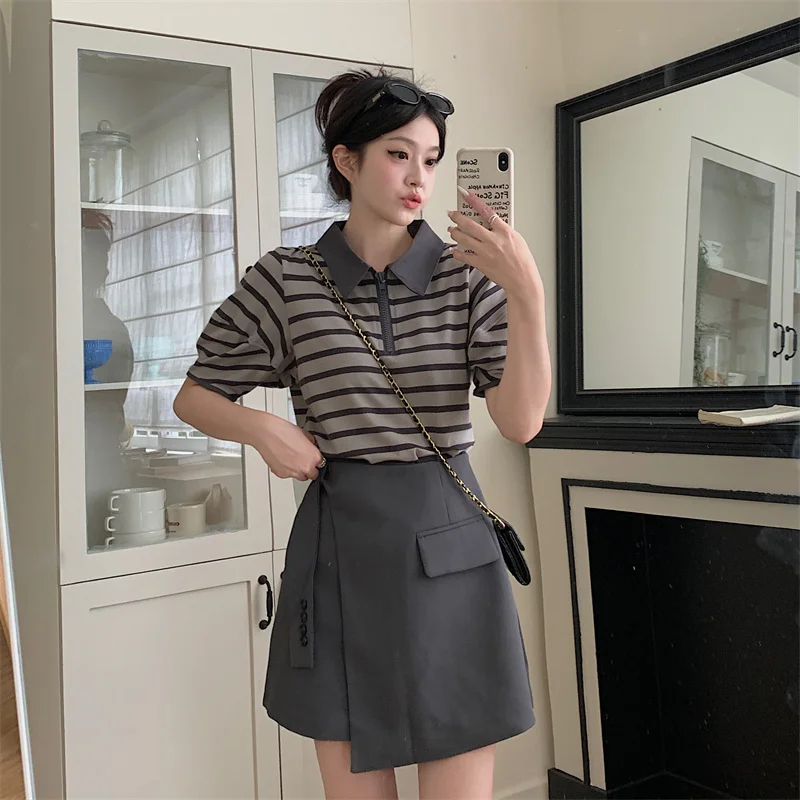 

Женский костюм из двух предметов, футболка на молнии с отложным воротником и асимметричная юбка в полоску по горизонтали, костюм большого размера в Корейском стиле на лето