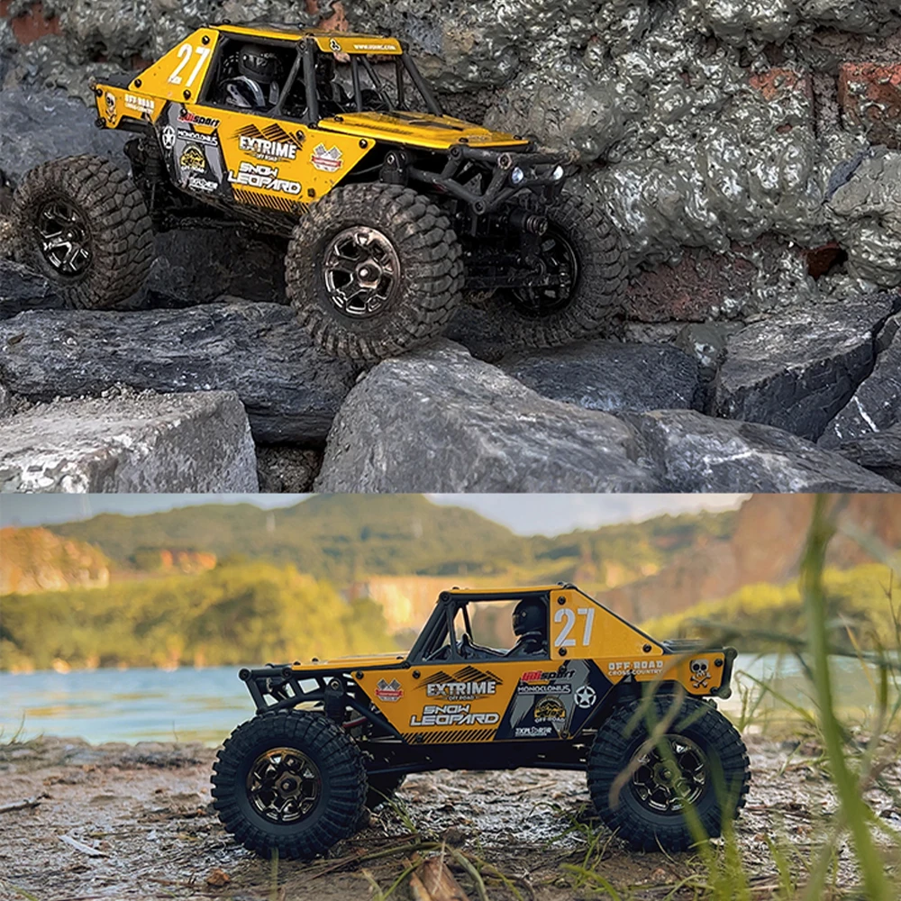Buggy RC 1/24 tout terrain en action, sautant d'une bosse avec les roues en l'air.