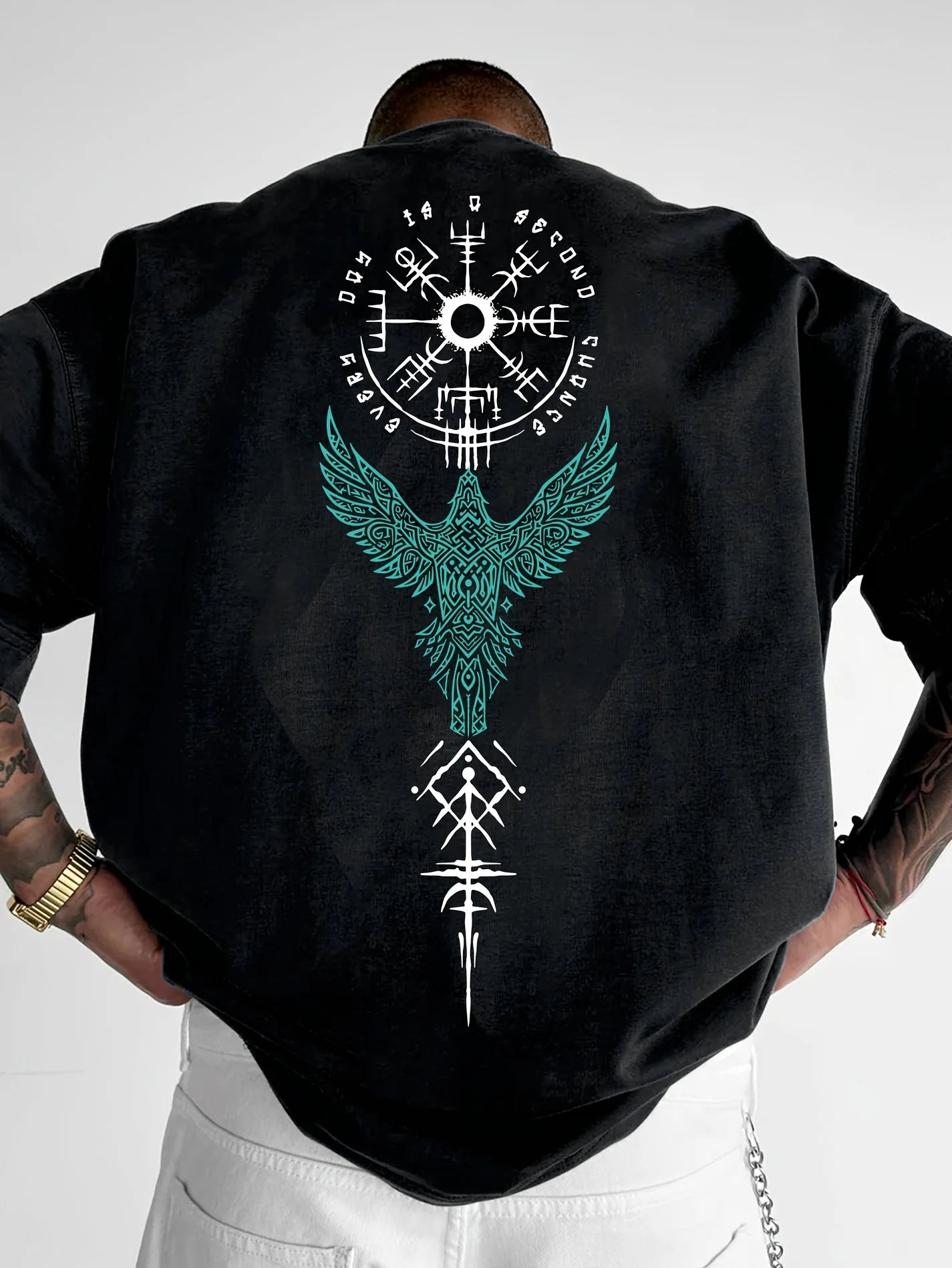 Nordisches Wikinger-Raben- und Runen-Design auf Premium-Soft-100% Baumwoll-Herren-T-Shirt, perfekt für Sommer-Streetwear und urbane Ausflüge.
