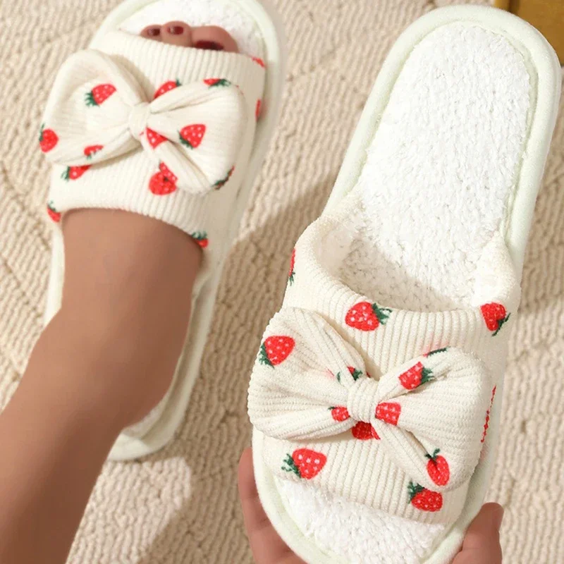 Niedliche Erdbeer-Bowknot-Hausschuhe für Damen, leichte, flache, warme Plüschschuhe für Damen, Winterkomfort, rutschfeste Hausschuhe – Detail 5