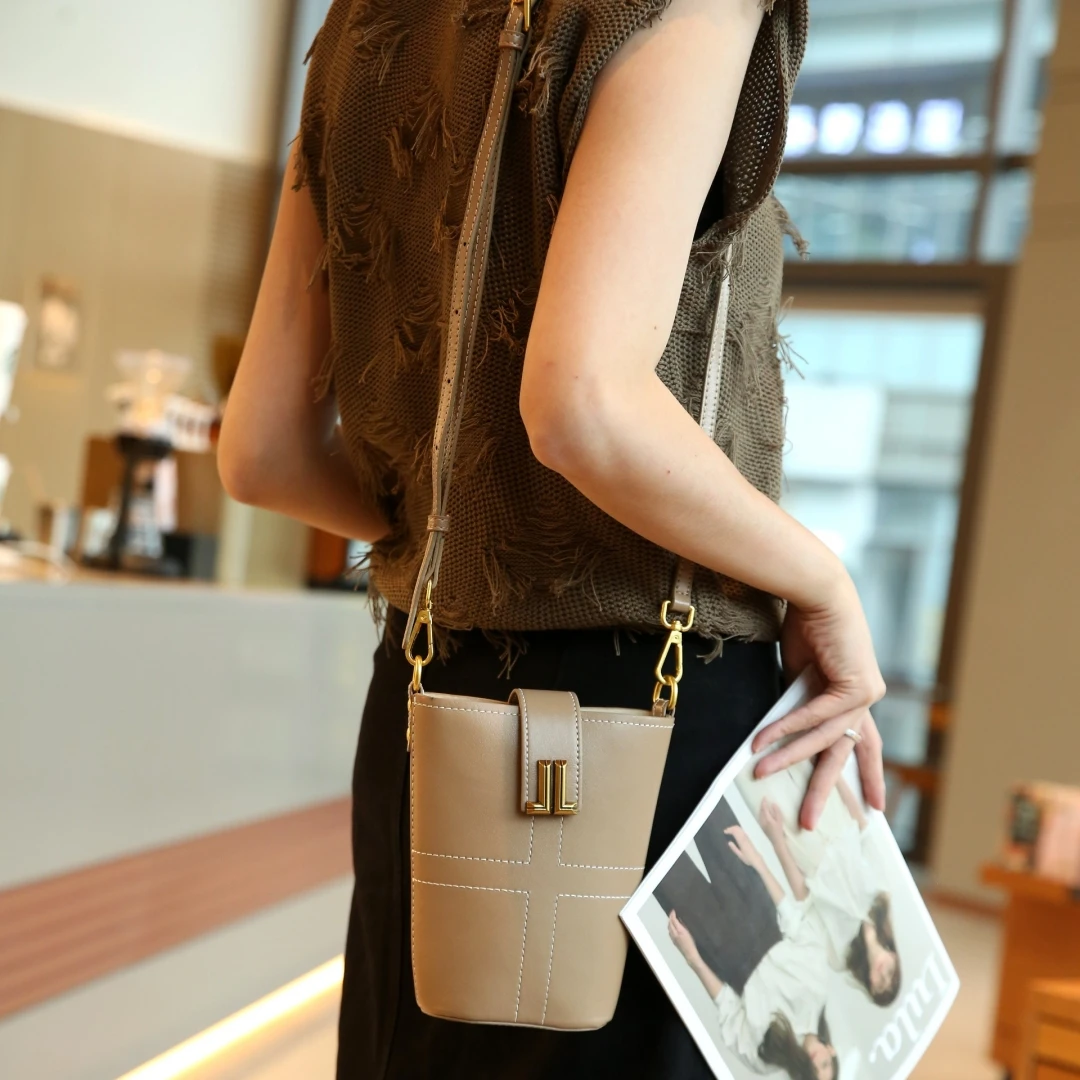 Summer New Vegetable Tanned Cowhide Mobile Phone Bag Luxury Brand Designer Retro Mini Diagonal Backpack