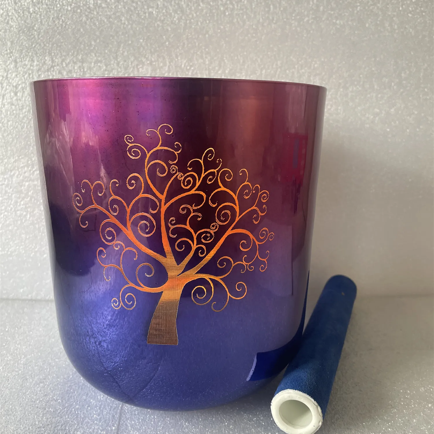 

Хрустальная Поющая чаша 3-й октавы цвета индиго, 440 Гц, идеальная музыкальная нота «A», чакра третьего глаза с гравировкой-дефектный предмет.