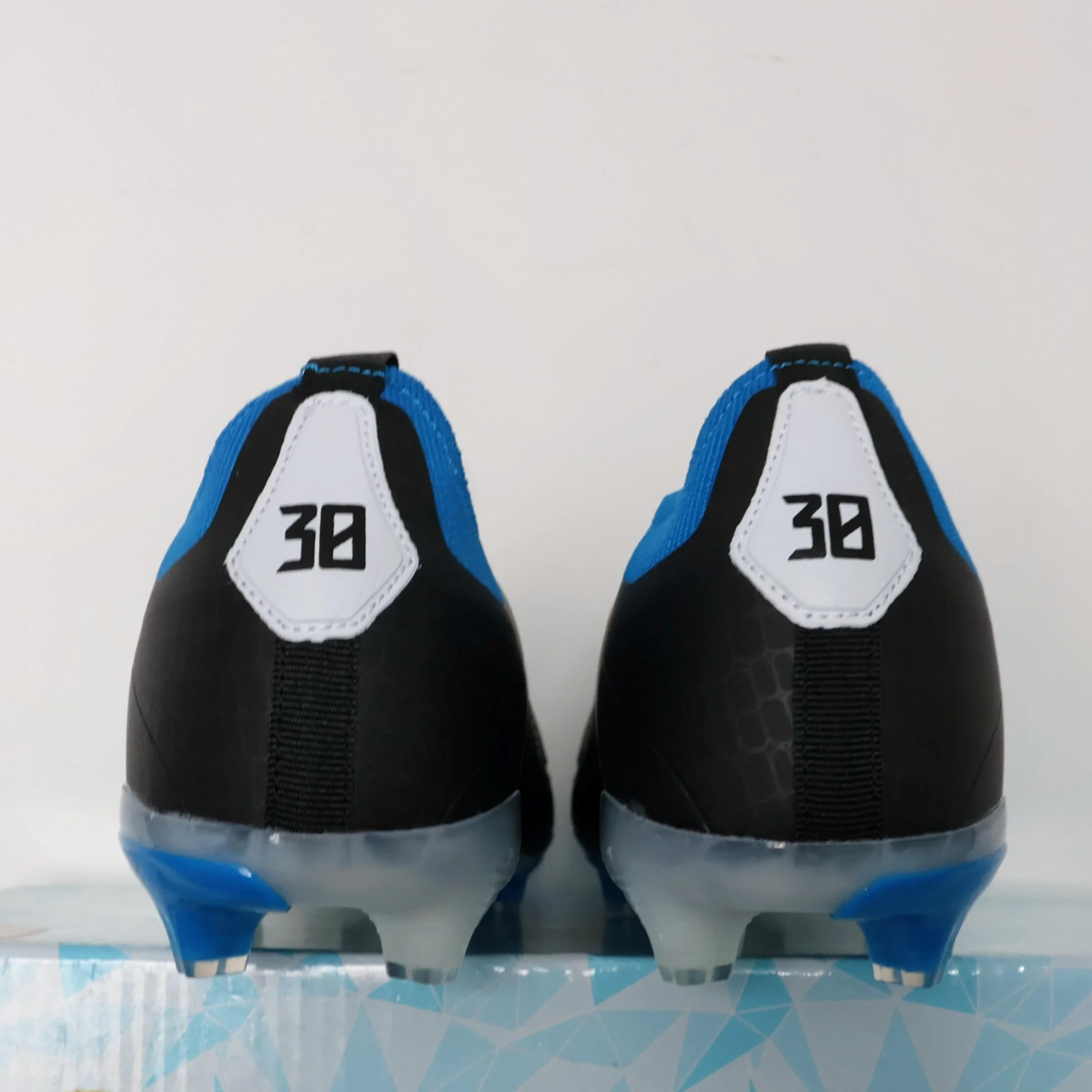 Description Picture 5 of itemSlip-on Men Boy Soccer Shoes FG/TF Football Boots High Ankle Kids Cleats Training Sport Sneakers Football Shoes eur 35-46