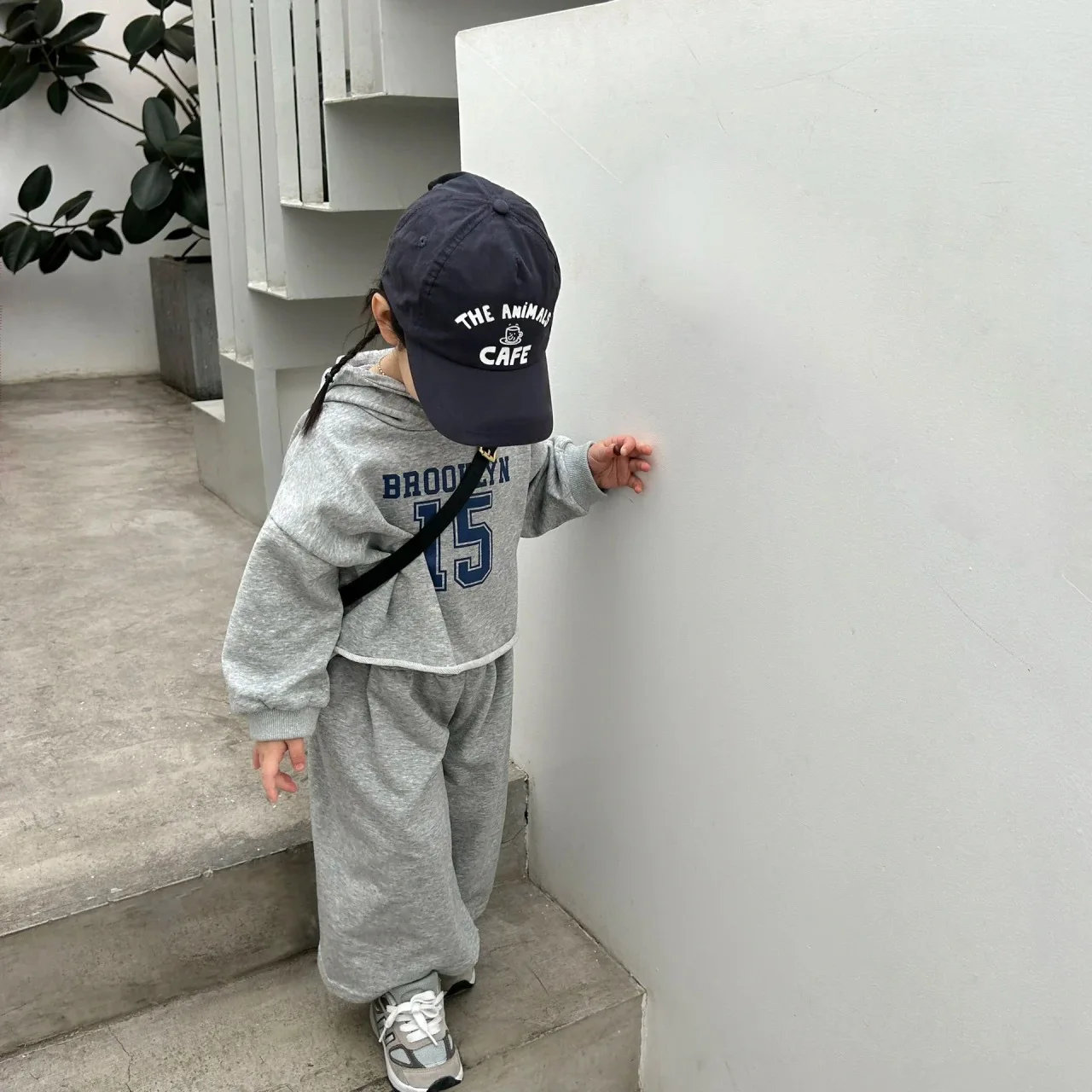 

Корейские Детские комплекты 2024 Повседневный Спортивный комплект для девочек с буквенным принтом Весенняя Детская толстовка для мальчиков и штаны комплект из двух предметов