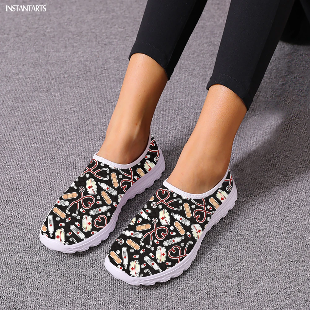 

Женские сетчатые кроссовки INSTANTARTS, повседневная обувь для медсестер с градиентом, дышащие лоферы на плоской подошве, с мультяшным рисунком