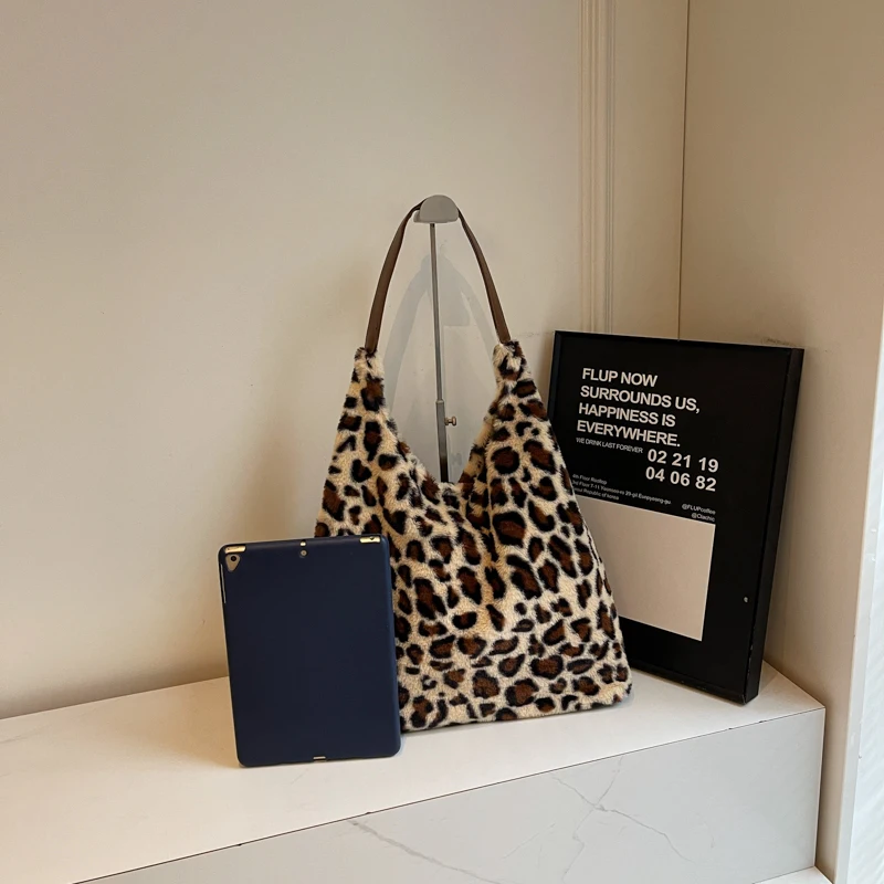 Women Plush Leopard Shoulder Bag Vintage Tote Handbag Large Capacity Chic Hobo Bag Fluffy Slouchy Tote Bag Simple Commuting Bag