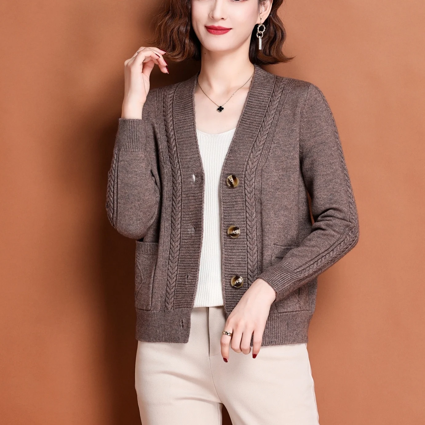 

Свитер для женщин среднего возраста вязаный кардиган 2024 весна-осень с V-образным вырезом и длинными рукавами однотонная верхняя одежда B138