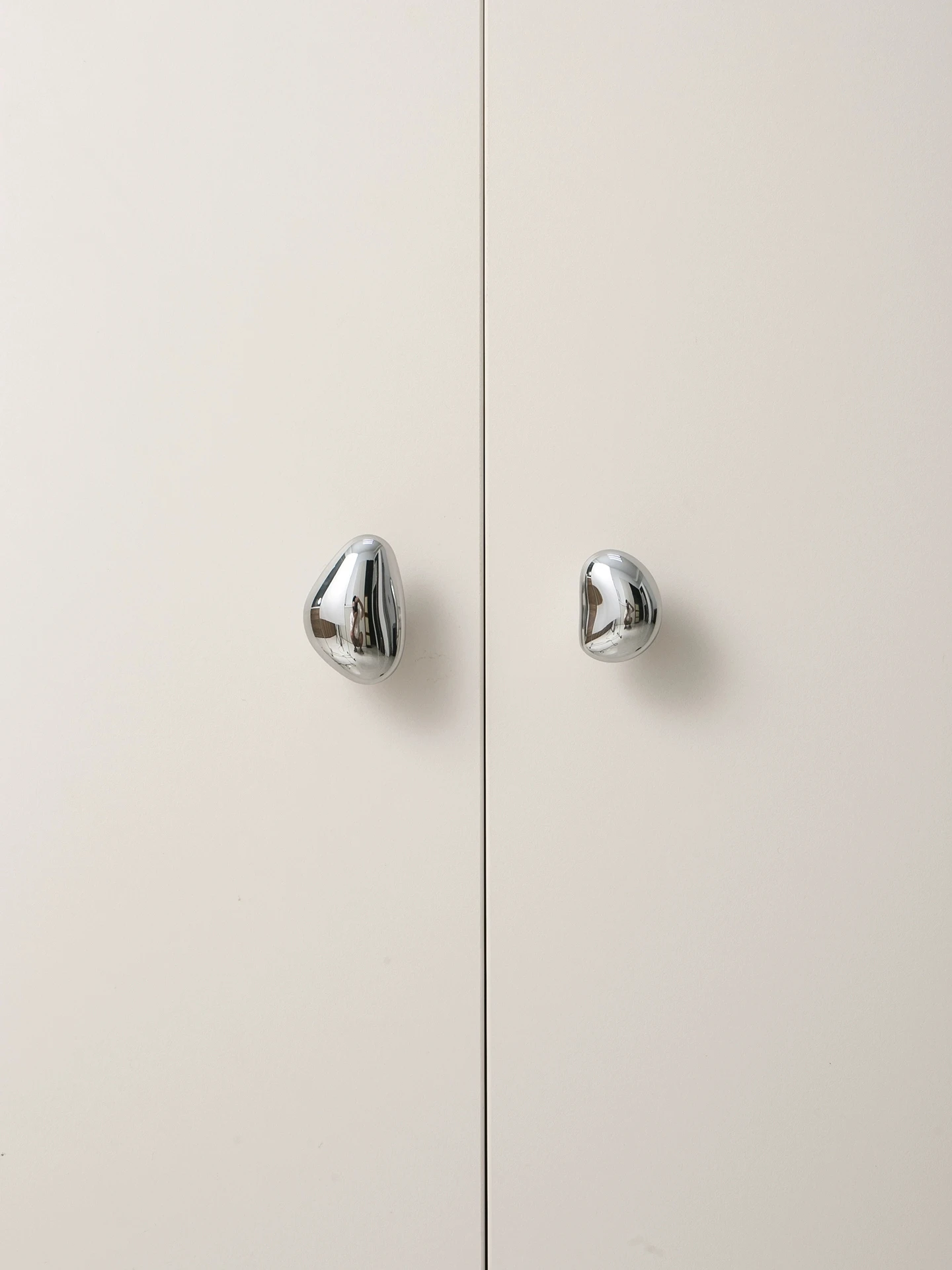 มือจับตู้เสื้อผ้าสีเงินเงา  มือจับทองเหลืองแท้  มือจับตู้รองเท้า  มือจับลิ้นชักครัว  มือจับทรงก้อนกรวดเล็กๆ  แบบไม่สมมาตร 1