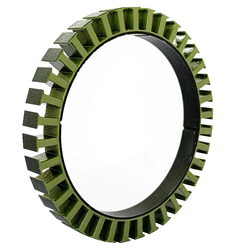 Stator brushless 8110 6010 posé sur fond noir, reflets métalliques