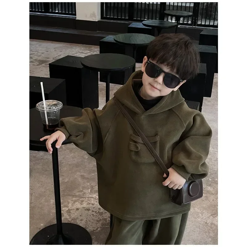 아동 의류 세트 2023 겨울 새로운 유행 투피스 세트 양털 후드 소년 까마귀와 바지 캐주얼 단순 따뜻한 세트