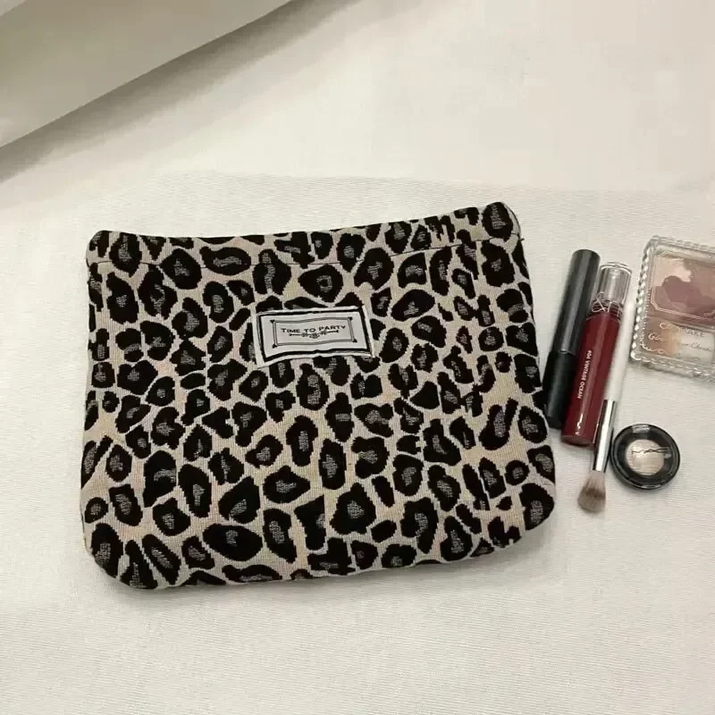 Cosmetic Bag Cute Black and White Elegant Jacquard Canvas Artistic Retro Elegant Flower Convenient Clutch make up bag