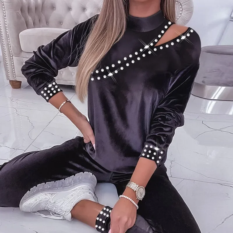 

Комплект из двух предметов: топ с вырезами и штаны, женские штаны, стразы, футболка с жемчугом и воротником средней длины