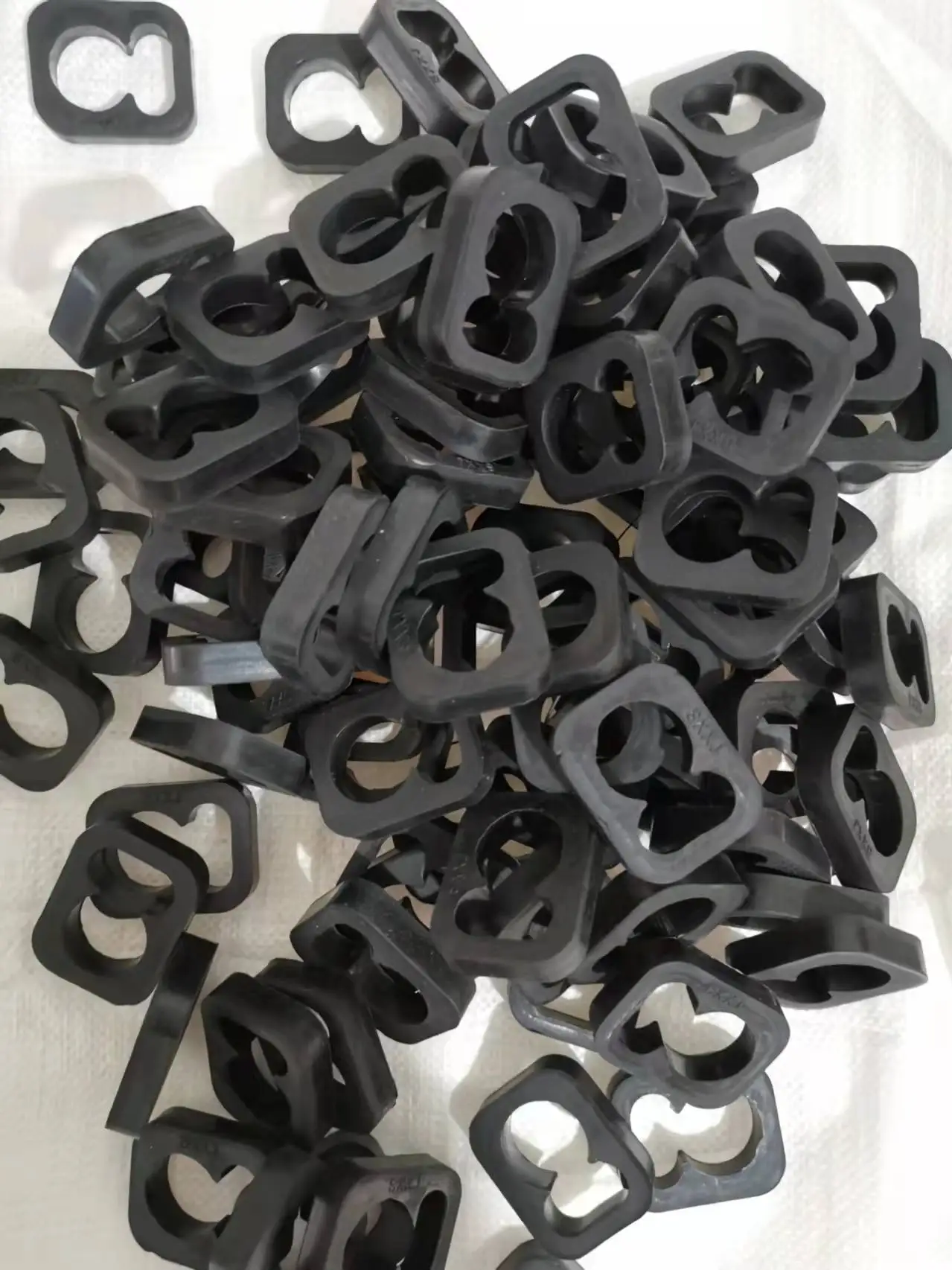 

100pcs Rubber Clips Milking Tube& Twin Air Hose Fix Clamp For Cow Goat Sheep Milking Parlor Machines