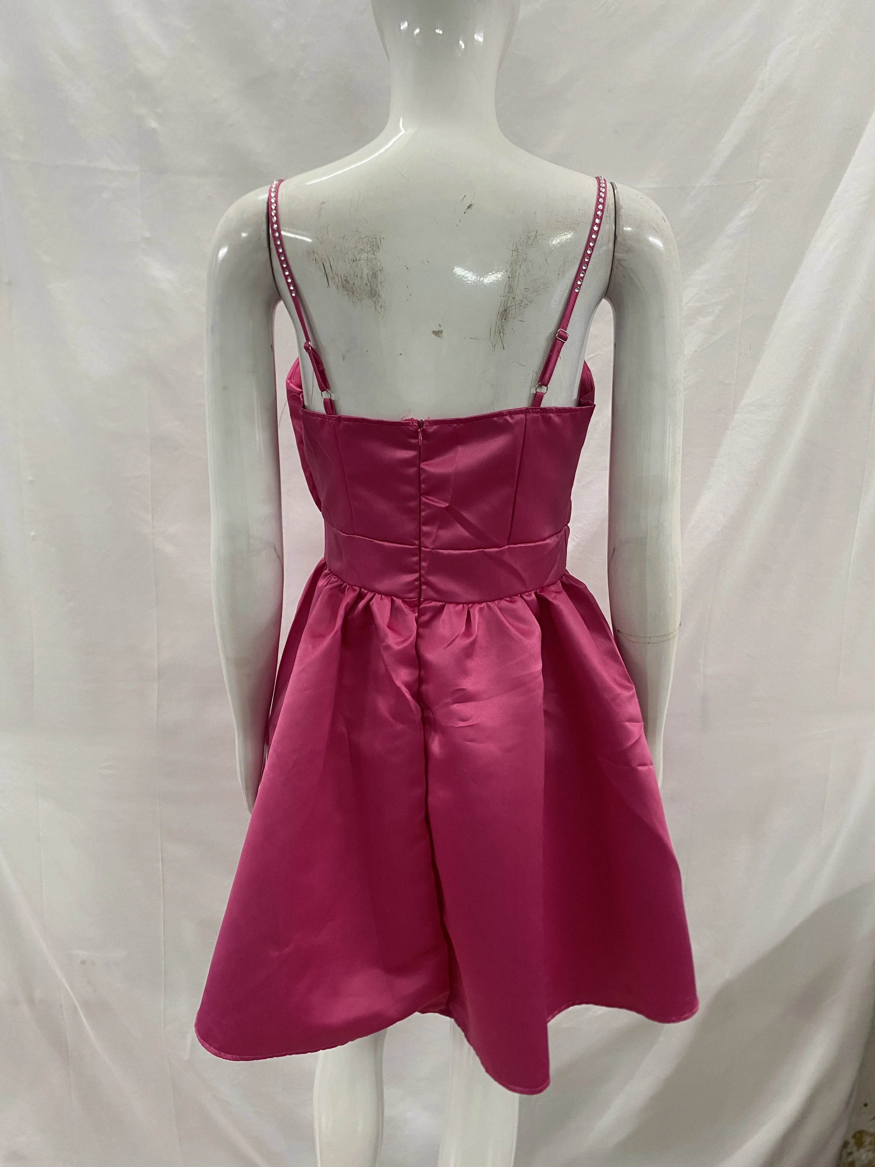 Frühling Sommer Europäisch-Amerikanisches Sexy Kleid mit Ketten-Schulterriemen, Wickel-Oberteil, Einfarbiges Kurzes Kleid für Damen – Detail 4