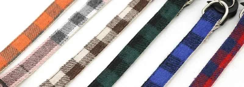 Sicherheits-Katzenhalsbänder aus kariertem Stoff mit verstellbarer Breite.