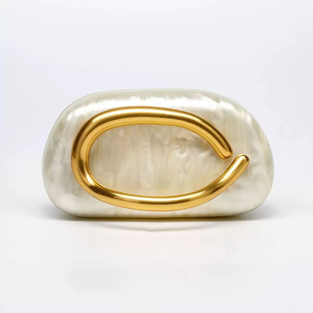 حقيبة صندوقية بتفاصيل معدنية، مصممة كحقيبة كتف كرو...