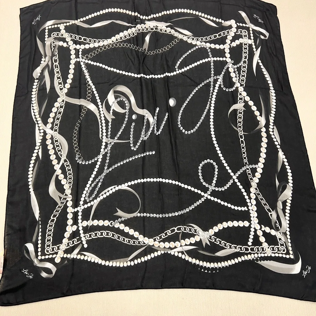 

Оригинальный итальянский шарф Liu, новинка, тонкая летняя квадратная шаль с солнцезащитным козырьком, 120*120 светильник, роскошный пляжный шарф 12