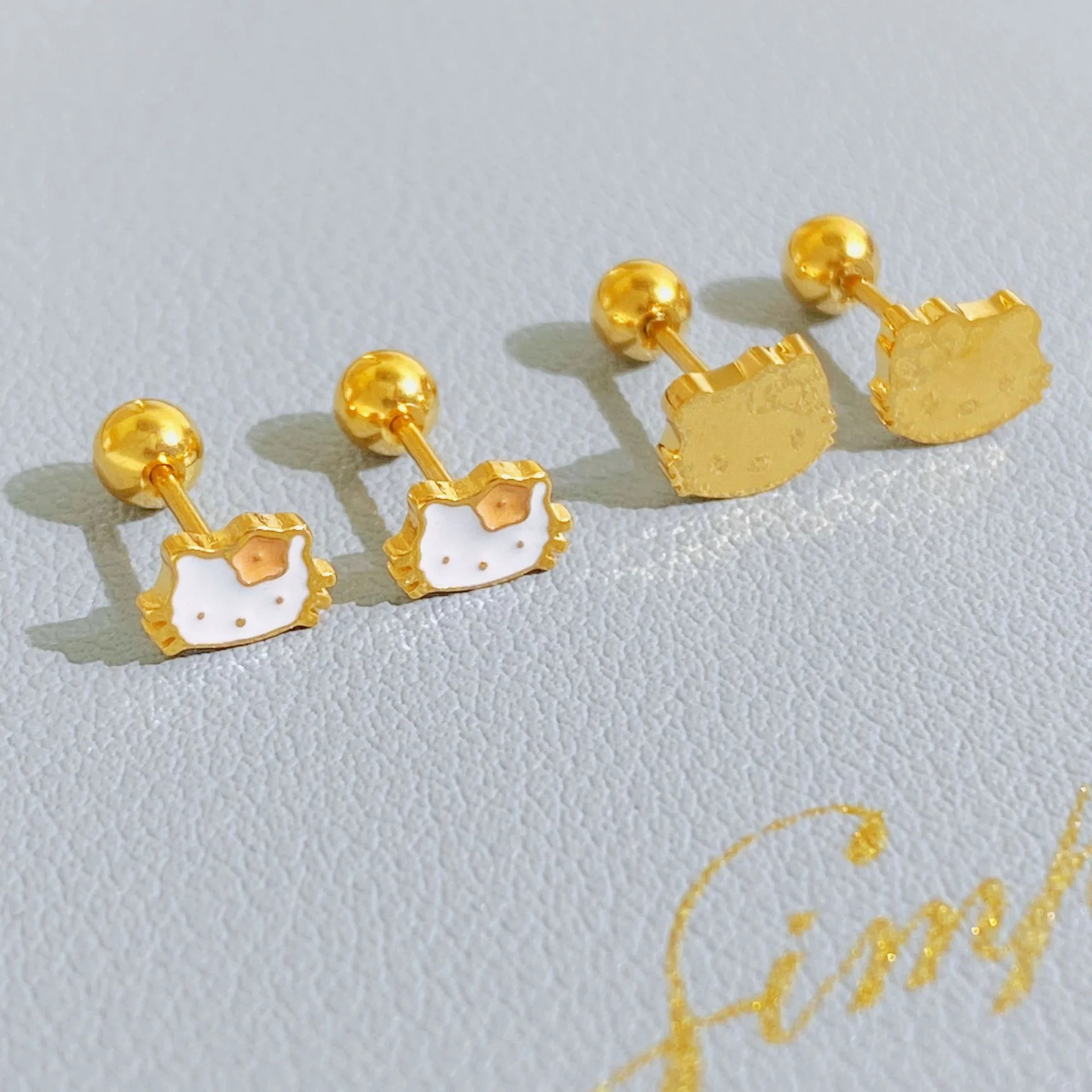 

Sanrio Hello Kitty Earstuds 18K Gold Buckle Simple Fashion Low Allergy Jewelry Titanium Steel Earstuds Cartoon Girl Jewelry Gift