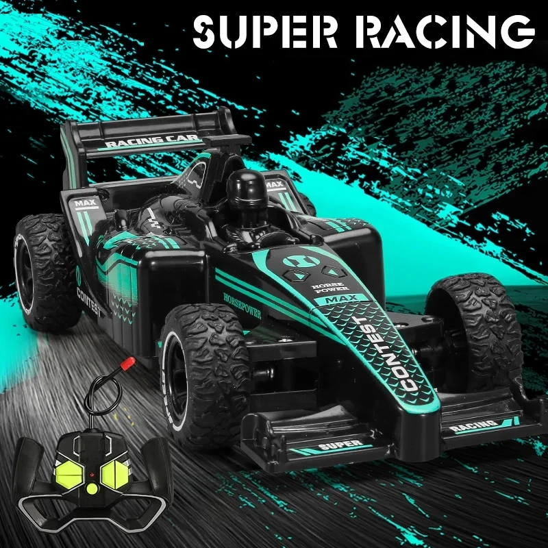 Gros plan sur la voiture de course télécommandée RC 20 cm, montrant les détails des roues et du châssis.